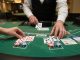 Anfängertaugliche Blackjack-Szene: Spielerhände splitten zwei Achten am grünen Filz, Dealer zeigt eine 6, kleine